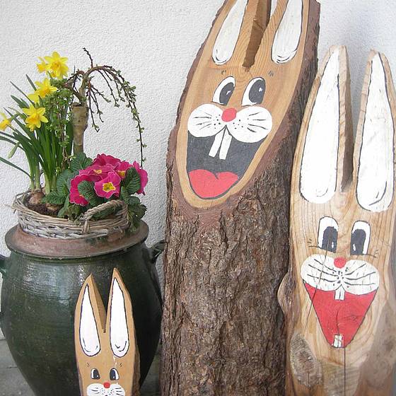 Selbstgemachte Holzosterhasen