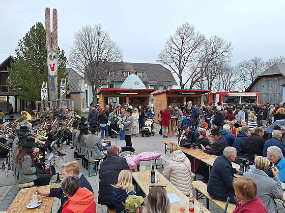Osterhasenkirtag am Dorfplatz