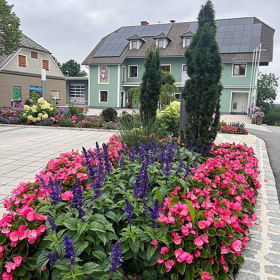 Blumenbeet beim Gemeindeamt