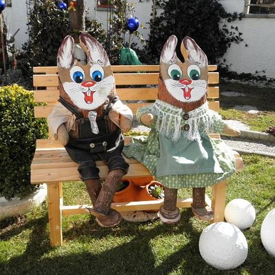 Holzosterhasen auf einer Bank