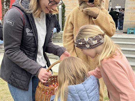 Der Osterhase verteilt Süßigkeiten