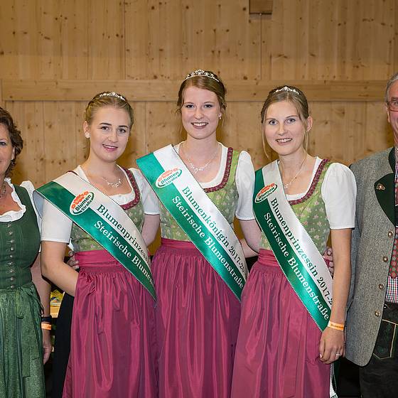 Landesrätin Mag. Ursula Lackner mit den Blumenhoheiten und BGM Franz Doppelhofer (c) Winter Gerhard